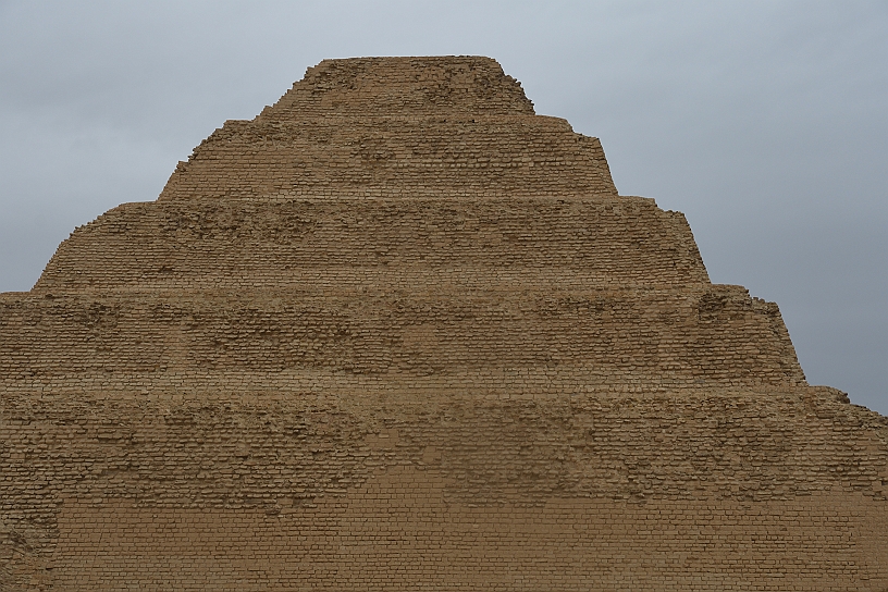 33 MAK_6883.jpg - Infine Imhotep, architetto reale, con lo scopo di realizzare un monumento di spettacolare grandiosità, la ampliò ancora aggiungendo altri due gradoni che portarono l'altezza a 60 metri e la fece rivestire con lastre di calcare bianco.